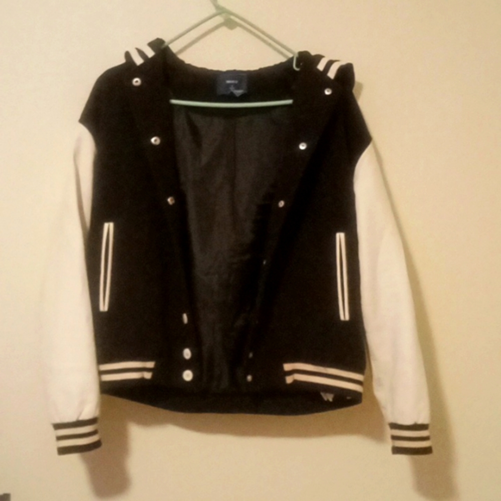 Black and white forever 21, leather sleeve jacket